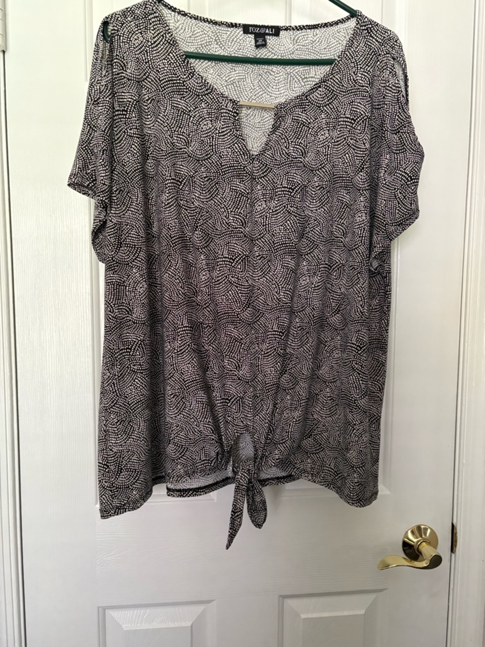 Roz & Ali Black and White Tie-Front Short Sleeve Tee